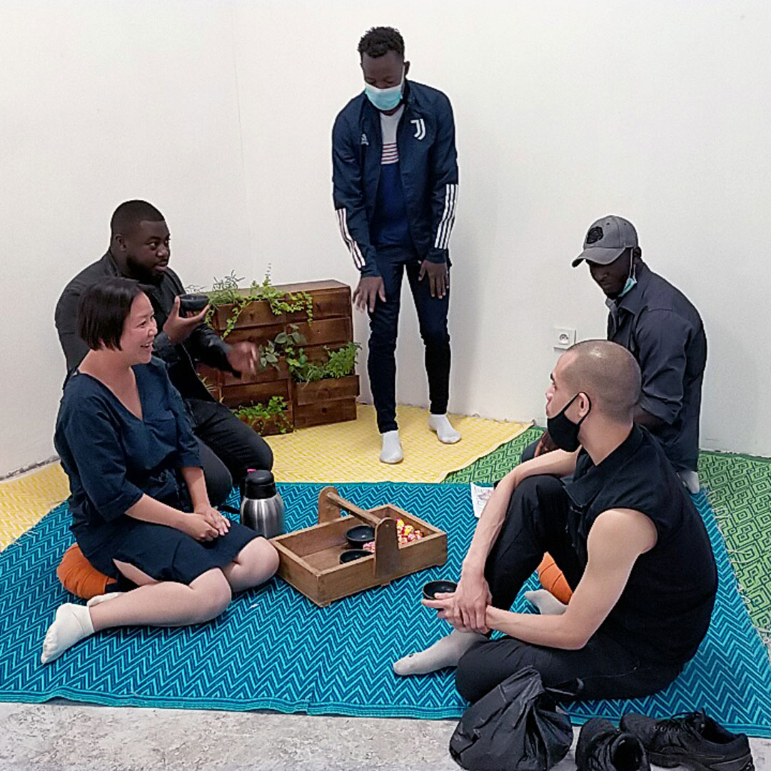 Joanna Wong, Sans titre, Installation performée, 2021. Tenderfluid #1 _ Honky Tonk Fields _ Comissaires d'exposition : Collectif Enoki + Pascal Mouisset_ EXPOSITION : 6 – 18 JUILLET 2021 _ ESPACE VOLTAIRE : 75011 Paris _ avec le soutien de Plateau Urbain et de la DRAC Île-de-France dans le cadre l’Été Culturel. #tenderfluid #honkytonkfields