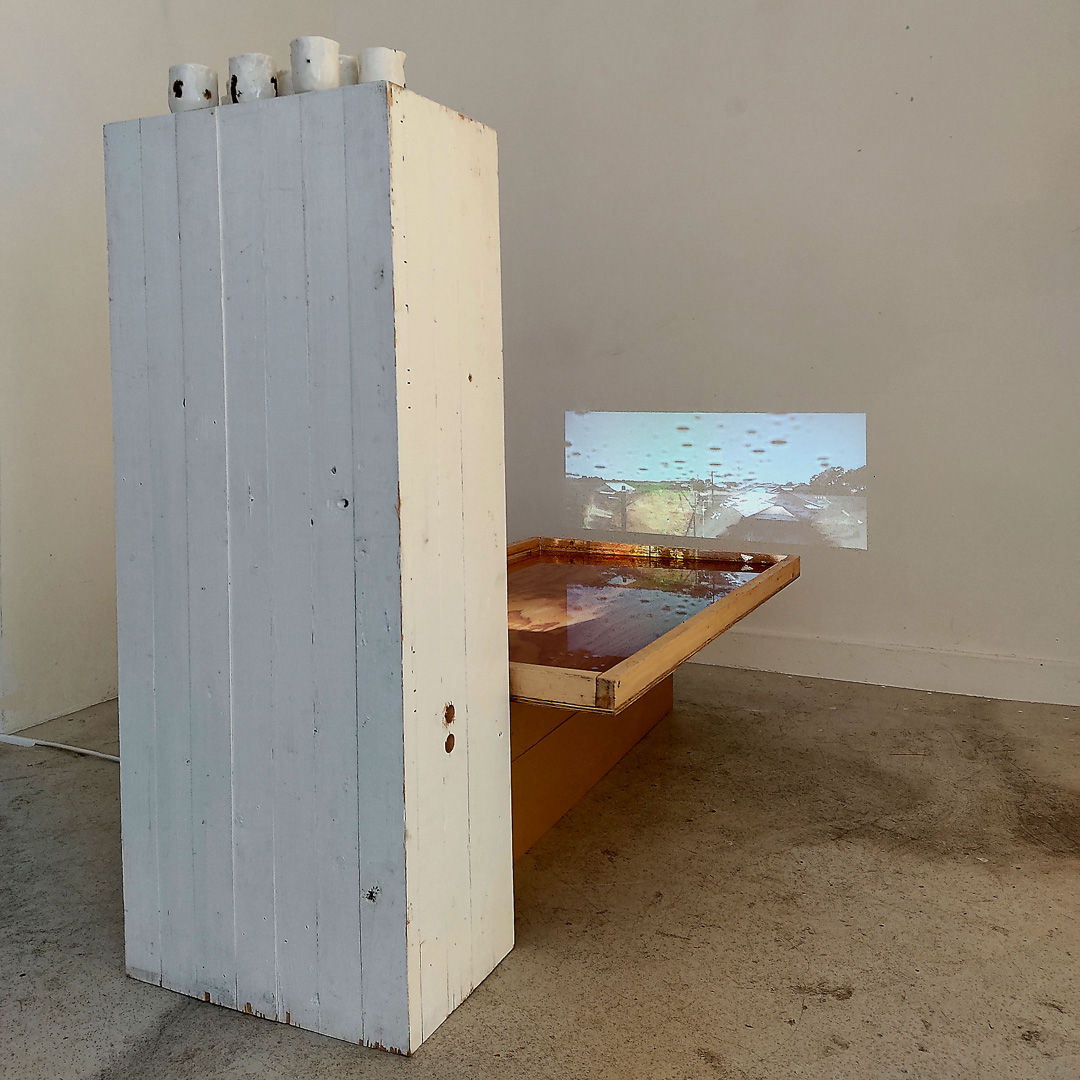 Céline Pelsé, Par la fenêtre, vidéo 4’10’’, bois, vidéo, thé Hojicha, louche, gobelets en céramique réalisés par Anna Airoldi. Tenderfluid #1 _ Honky Tonk Fields _ Comissaires d'exposition : Collectif Enoki + Pascal Mouisset_ EXPOSITION : 6 – 18 JUILLET 2021 _ ESPACE VOLTAIRE : 75011 Paris _ avec le soutien de Plateau Urbain et de la DRAC Île-de-France dans le cadre l’Été Culturel. #tenderfluid #honkytonkfields