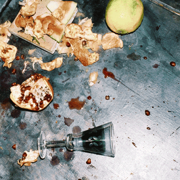 Guillaume Belvèze, Pascal Mouisset, Alexandre Paty & Guests, PEAK NIC, Huile et vidéo, 22’, 2021. Tenderfluid #1 _ Honky Tonk Fields _ Comissaires d'exposition : Collectif Enoki + Pascal Mouisset_ EXPOSITION : 6 – 18 JUILLET 2021 _ ESPACE VOLTAIRE : 75011 Paris _ avec le soutien de Plateau Urbain et de la DRAC Île-de-France dans le cadre l’Été Culturel. #tenderfluid #honkytonkfields