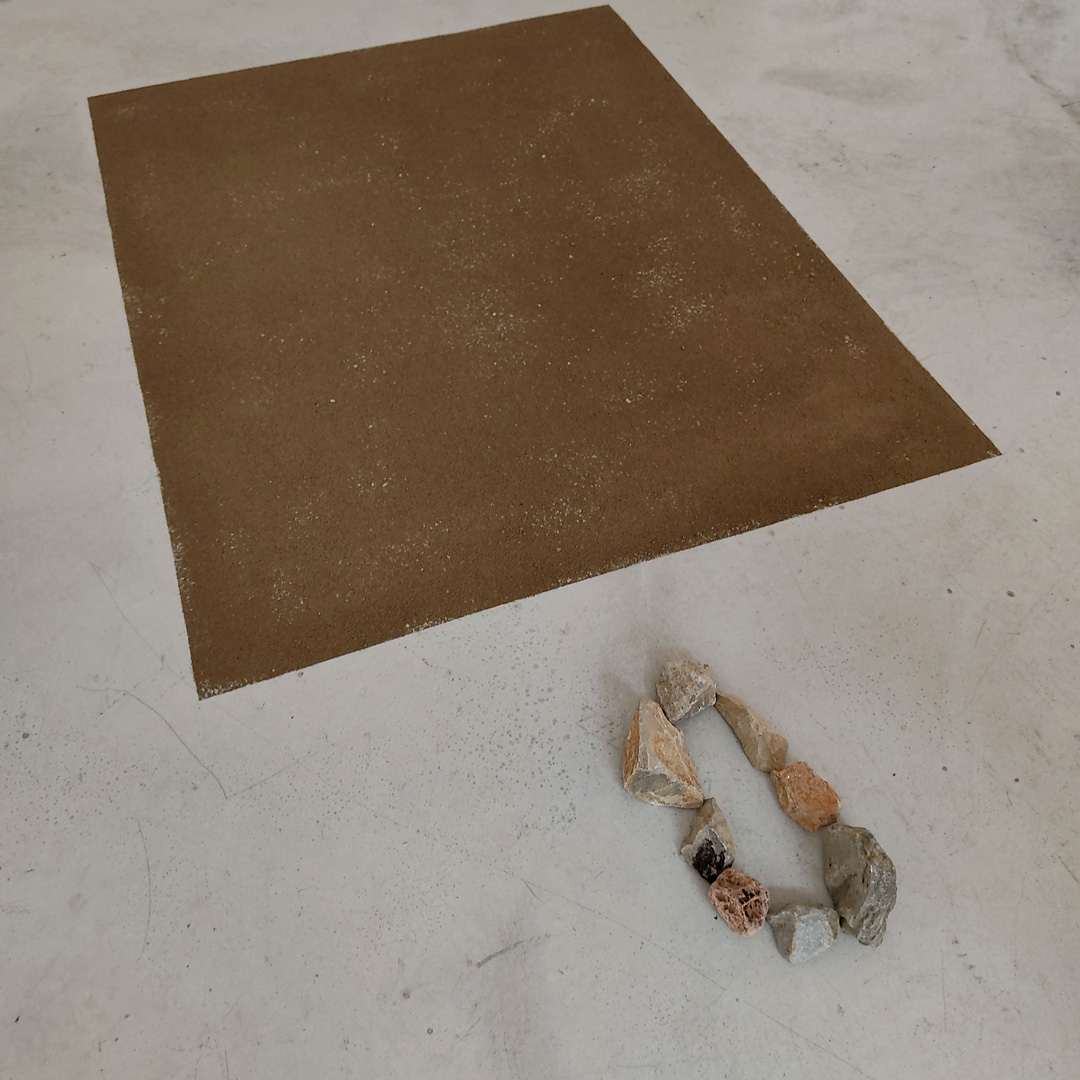 Édith Magnan, Les sols que je suis, intervention in situ, terre, 2021. Tenderfluid #1 _ Honky Tonk Fields _ Comissaires d'exposition : Collectif Enoki + Pascal Mouisset_ EXPOSITION : 6 – 18 JUILLET 2021 _ ESPACE VOLTAIRE : 75011 Paris _ avec le soutien de Plateau Urbain et de la DRAC Île-de-France dans le cadre l’Été Culturel. #tenderfluid #honkytonkfields