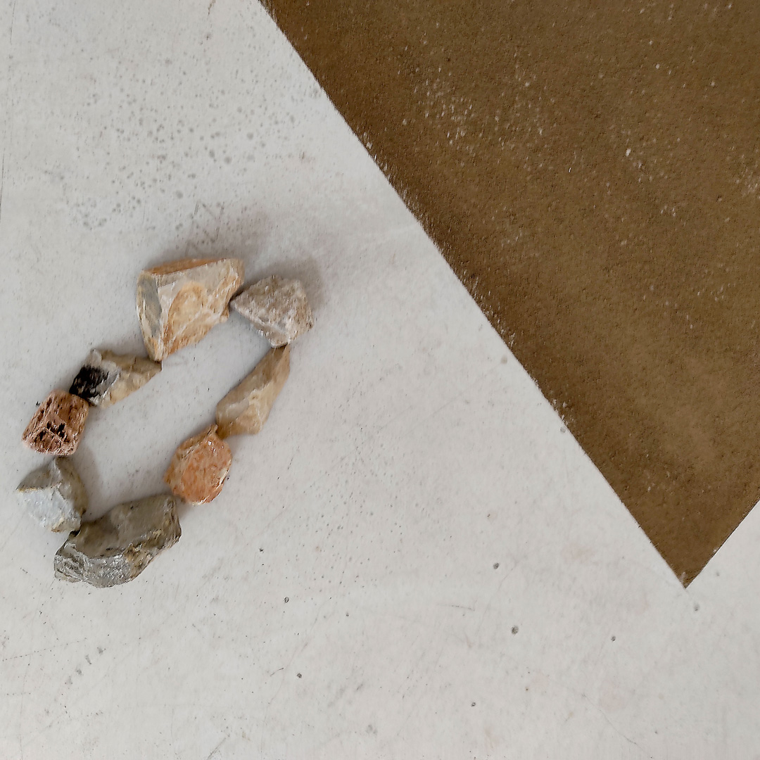 Édith Magnan, Les sols que je suis, intervention in situ, terre, 2021. Tenderfluid #1 _ Honky Tonk Fields _ Comissaires d'exposition : Collectif Enoki + Pascal Mouisset_ EXPOSITION : 6 – 18 JUILLET 2021 _ ESPACE VOLTAIRE : 75011 Paris _ avec le soutien de Plateau Urbain et de la DRAC Île-de-France dans le cadre l’Été Culturel. #tenderfluid #honkytonkfields