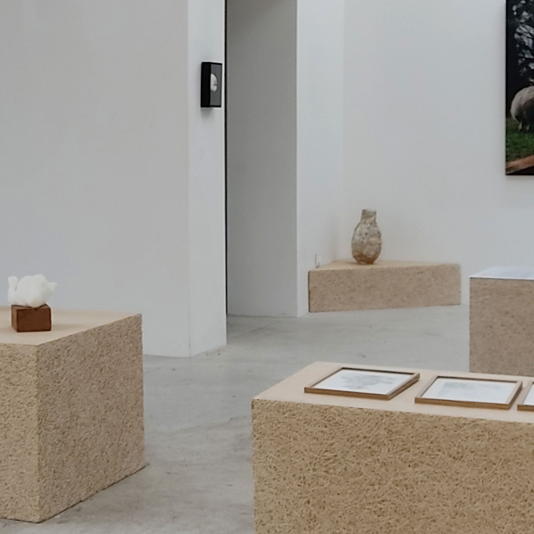 Elise Bergami, Les ouvrières, pièce de satin brodée main épinglée sur velours noir, 2020. photo : Elise Bergami Tenderfluid #1 _ Honky Tonk Fields _ Comissaires d'exposition : Collectif Enoki + Pascal Mouisset_ EXPOSITION : 6 – 18 JUILLET 2021 _ ESPACE VOLTAIRE _ 75011 Paris _ avec le soutien de Plateau Urbain et de la DRAC Île-de-France dans le cadre l’Été Culturel. #tenderfluid #honkytonkfields