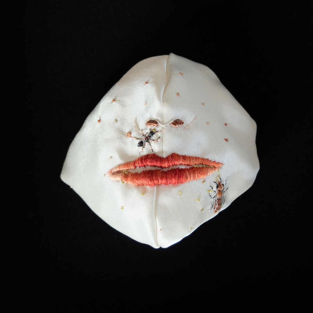 Elise Bergami, Les ouvrières, pièce de satin brodée main épinglée sur velours noir, 2020. photo : Elise Bergami Tenderfluid #1 _ Honky Tonk Fields _ Comissaires d'exposition : Collectif Enoki + Pascal Mouisset_ EXPOSITION : 6 – 18 JUILLET 2021 _ ESPACE VOLTAIRE _ 75011 Paris _ avec le soutien de Plateau Urbain et de la DRAC Île-de-France dans le cadre l’Été Culturel. #tenderfluid #honkytonkfields