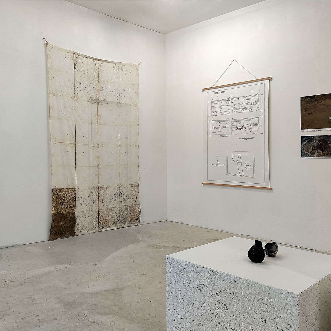 Jade Tang, Caresser l’histoire, Documentation, photographies de terrain et recherche imprimés sur PVC et tissus, sculptures de graines carbonisées par soufflage de cristal, en cours depuis 2019. Tenderfluid #1 _ Honky Tonk Fields _ Comissaires d'exposition : Collectif Enoki + Pascal Mouisset_ EXPOSITION : 6 – 18 JUILLET 2021 _ ESPACE VOLTAIRE : 75011 Paris _ avec le soutien de Plateau Urbain et de la DRAC Île-de-France dans le cadre l’Été Culturel. #tenderfluid #honkytonkfields