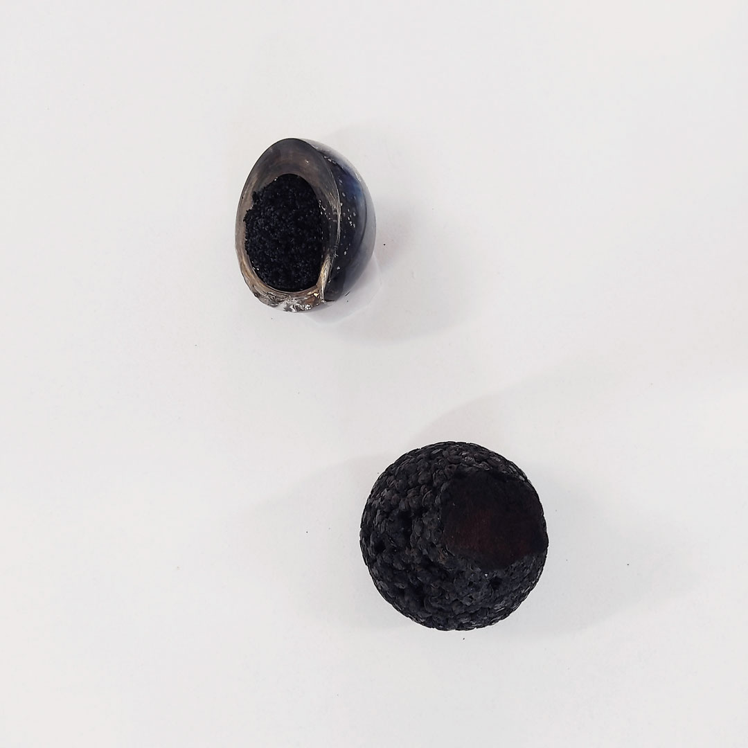 Jade Tang, Caresser l’histoire, Documentation, photographies de terrain et recherche imprimés sur PVC et tissus, sculptures de graines carbonisées par soufflage de cristal, en cours depuis 2019. Tenderfluid #1 _ Honky Tonk Fields _ Comissaires d'exposition : Collectif Enoki + Pascal Mouisset_ EXPOSITION : 6 – 18 JUILLET 2021 _ ESPACE VOLTAIRE : 75011 Paris _ avec le soutien de Plateau Urbain et de la DRAC Île-de-France dans le cadre l’Été Culturel. #tenderfluid #honkytonkfields