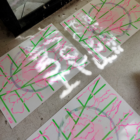 Tenderfluid #1 : Honky Tonk Fields _ Juliette Gelli~, Honky Tonk Fields, risographie rose et vert fluo, encre de chou, bicarbonate, jus de citron, sur papier, 2021. Tenderfluid #1 _ Honky Tonk Fields _ Comissaires d'exposition : Collectif Enoki + Pascal Mouisset_ EXPOSITION : 6 – 18 JUILLET 2021 _ ESPACE VOLTAIRE : 75011 Paris _ avec le soutien de Plateau Urbain et de la DRAC Île-de-France dans le cadre l’Été Culturel. #tenderfluid #honkytonkfields