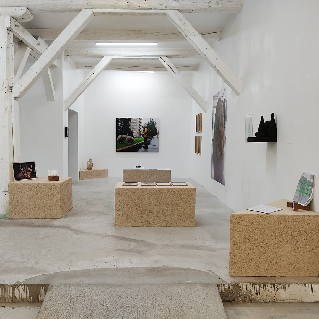 Elise Bergami, Les ouvrières, pièce de satin brodée main épinglée sur velours noir, 2020. Tenderfluid #1 _ Honky Tonk Fields _ Comissaires d'exposition : Collectif Enoki + Pascal Mouisset_ EXPOSITION : 6 – 18 JUILLET 2021 _ ESPACE VOLTAIRE : 75011 Paris _ avec le soutien de Plateau Urbain et de la DRAC Île-de-France dans le cadre l’Été Culturel. #tenderfluid #honkytonkfields