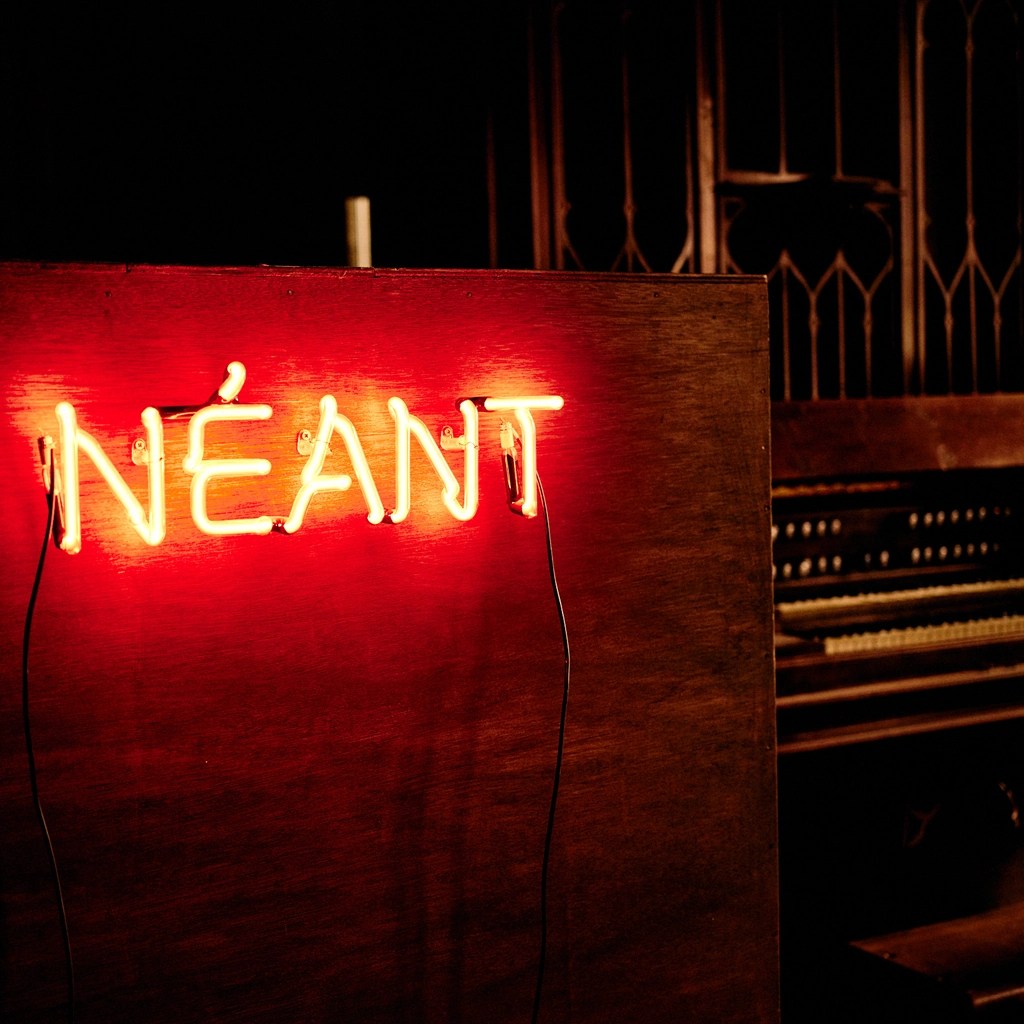 Laurent Lacotte; Néon; Sculpture; Néant; VOCI UMANE; TENDERFLUID; Village Reille; chapelle Jeanne d’Arc; Paris 14; poètique; légère; in situ; intervention; espace public; photographie; engagement politique; furtifs; éphémères; activistes; antimonumentaux; lieux de mémoires; histoires; actions simples; drôles; implacables; tenderlyfluid; tender.fluid