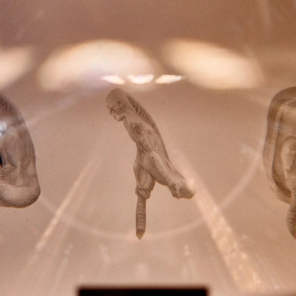 Judith Deschamps; pluridisciplinaire; langage; corps; technologies numériques; performances; films; sculptures; installations; IRCAM; passé; présent; historiques; culturels; religieux; passerelles; transformation; relie l'humain à la technique; métamorphose; voix; installations sonores; installations sculpturales; gestes performatifs; anatomie de l’appareil phonatoire; larynx; chant hybride; voix artificielle; plurielle; protéiforme; transhumanisme; IA; intelligence artificielle