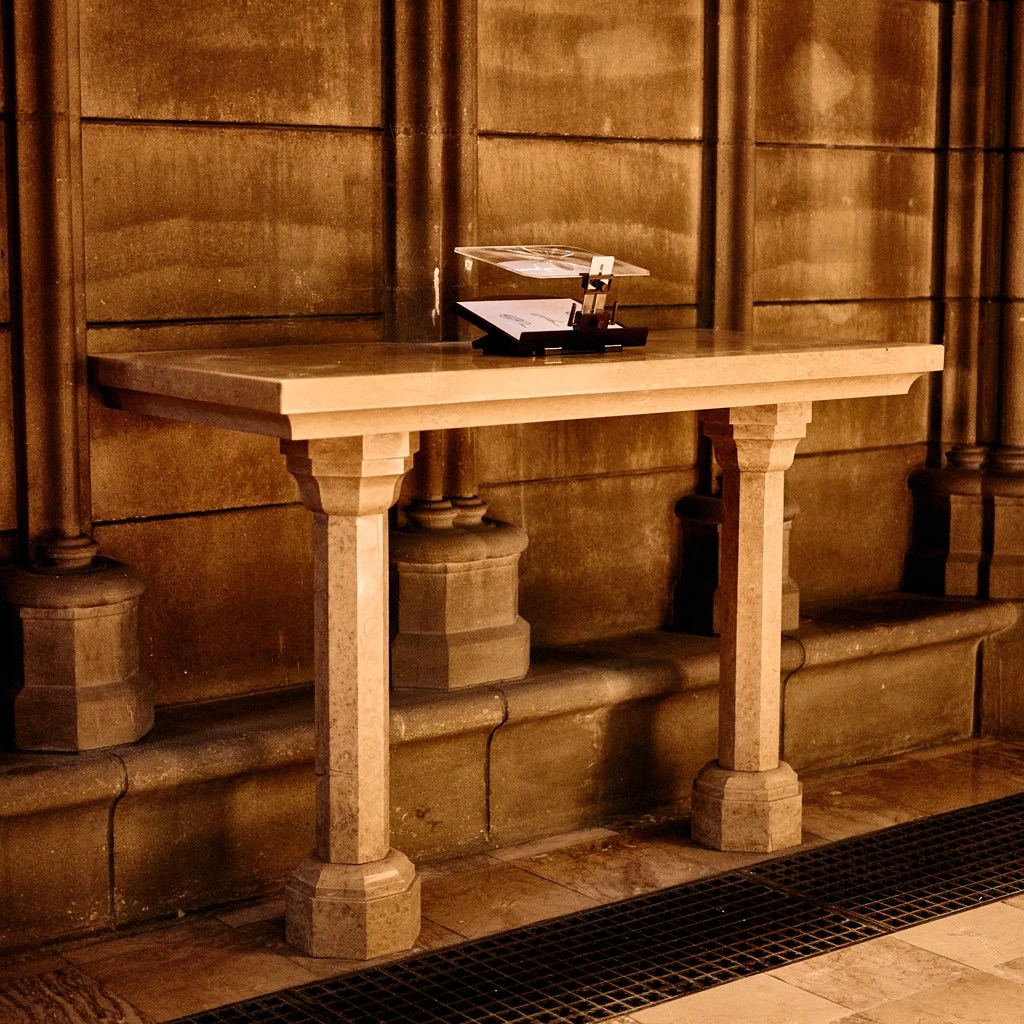 Judith Deschamps; pluridisciplinaire; langage; corps; technologies numériques; performances; films; sculptures; installations; IRCAM; passé; présent; historiques; culturels; religieux; passerelles; transformation; relie l'humain à la technique; métamorphose; voix; installations sonores; installations sculpturales; gestes performatifs; anatomie de l’appareil phonatoire; larynx; chant hybride; voix artificielle; plurielle; protéiforme; transhumanisme; IA; intelligence artificielle