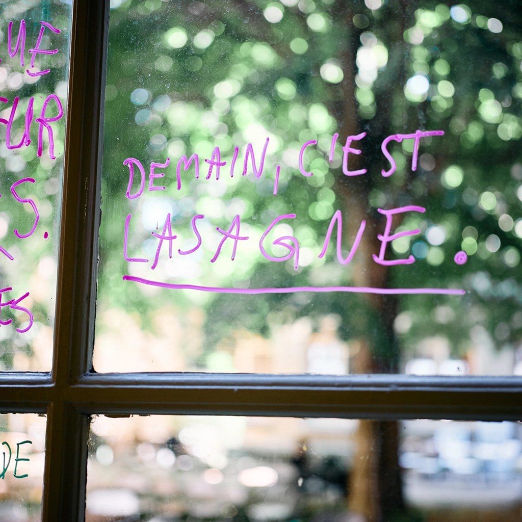Christine Herzer; @tender.fluid; La Chose V; intervention in situ; voci umane; #vociumane; écriture; langage; exhibition; citations; dialogue; programme d'expositions; poet; handmade; irregular; visual artist; répète; maltraite; AIME les mots; performance; intervention; geste; in situ, vitre,
