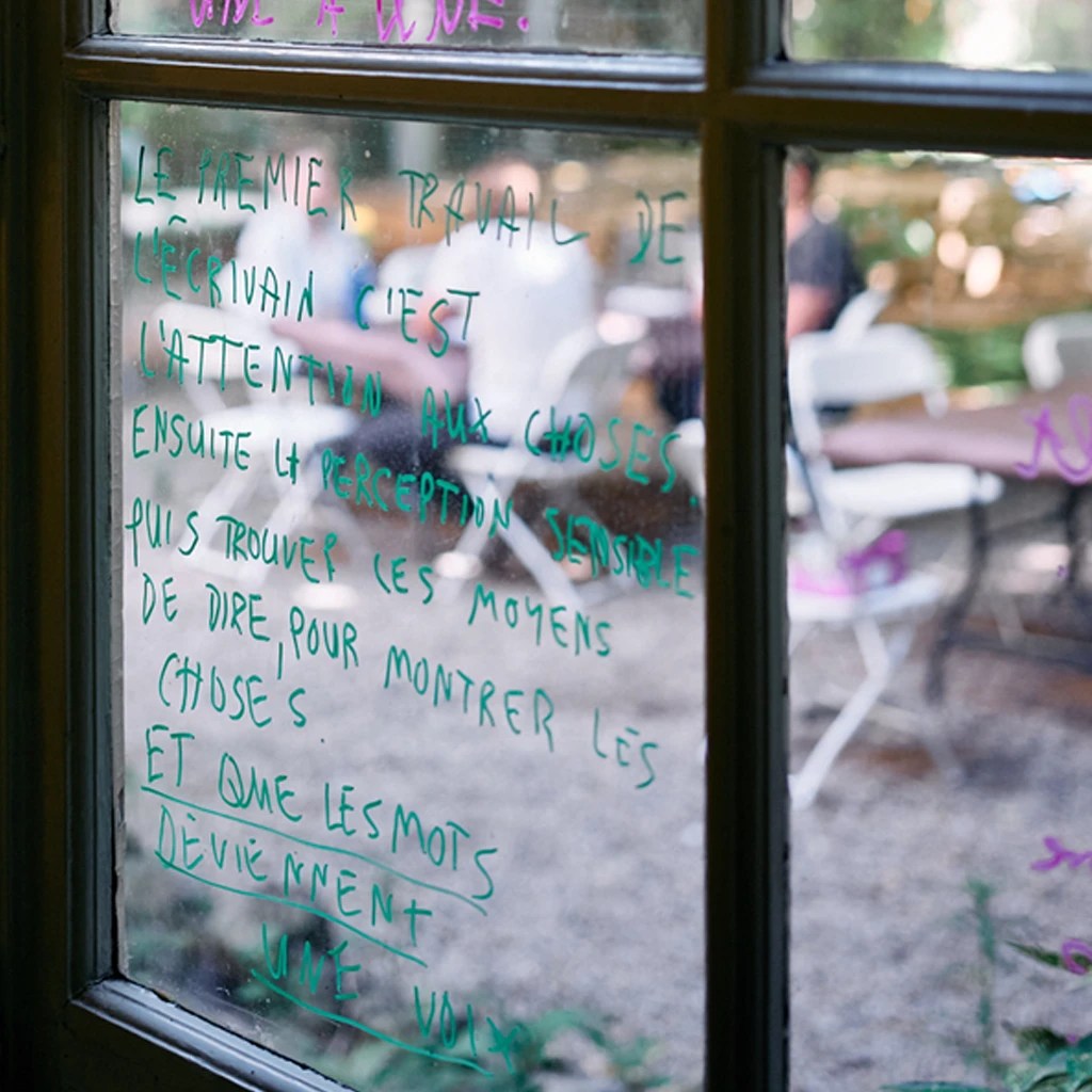 Christine Herzer; @tender.fluid; La Chose V; intervention in situ; voci umane; #vociumane; écriture; langage; exhibition; citations; dialogue; programme d'expositions; poet; handmade; irregular; visual artist; répète; maltraite; AIME les mots; performance; intervention; geste; in situ