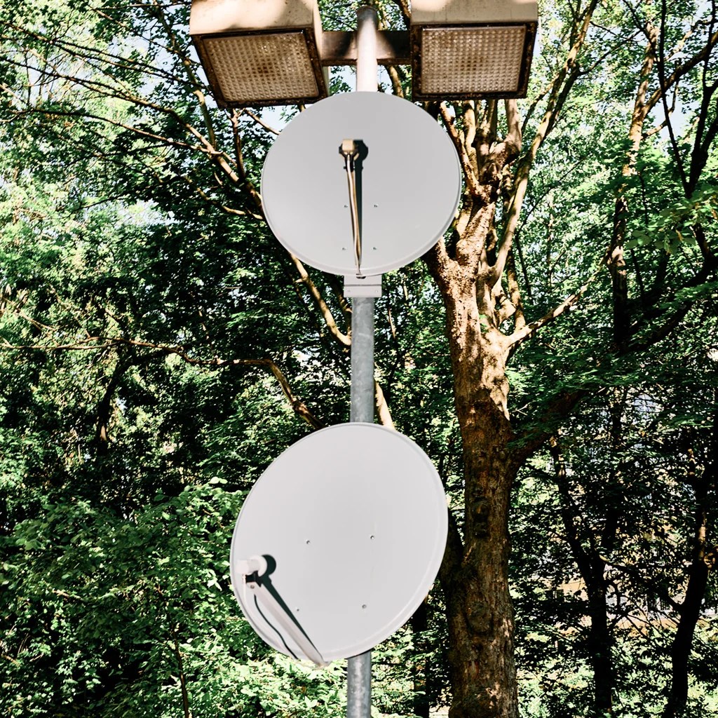 chapelle; voix; dialogue; communication; satellite; récit allégorique; parabola; antenne; signaux; captation; sculptures; installations; mixmedia; extension; in situ; extérieur; artistcurator; tenderfluid; voci umane; tender.fluid; tenderlyfuid; acier; paraboles; village reille; performance; inédite; acier; peinture