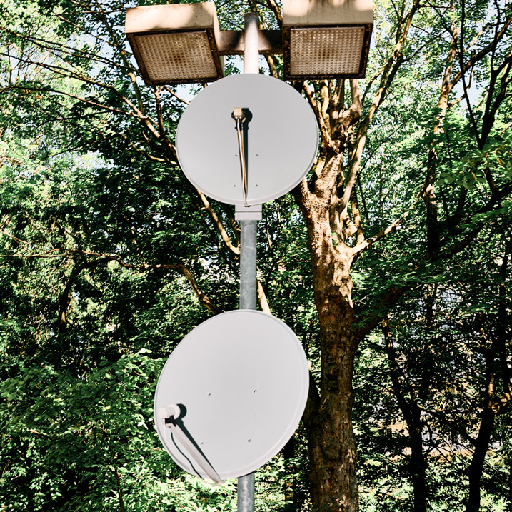 Martin Monchicourt, Les paraboles, paraboles, acier soudé, peinture glycéro, dimensions variable, voci umane, tenderfluid, 2022, plateau urbain, artiste contemporain,