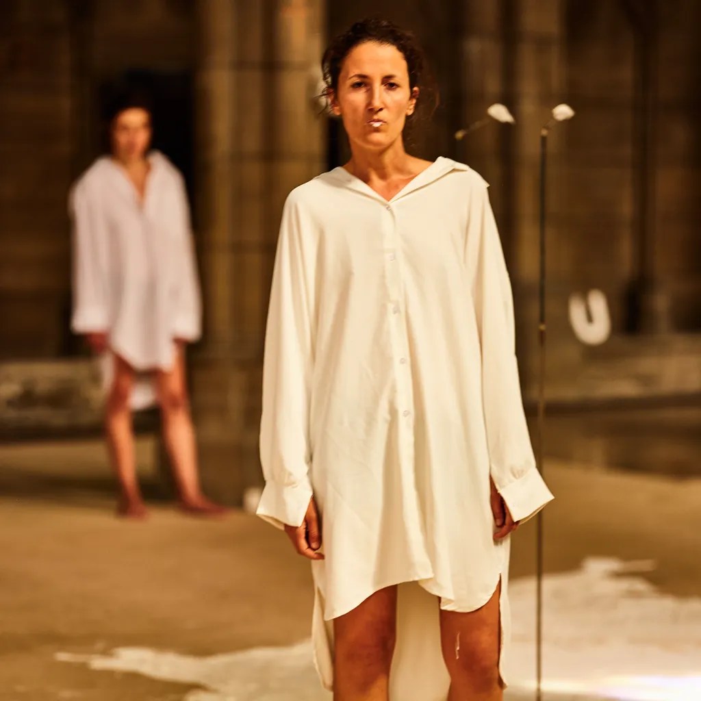 performance; Boryana Petkova; visual artist; bulgare; corps; outils; mesure; destabilise; vidéo-performance; bouche; remplie; plâtre; liquide; prononce; mots; anglais; please; thank you; sorry; sculpture; verre; recrache; crache; bave; fragile; authentique; média; dessin; installation vidéo; photographie; son; dessin; contrainte; le contrôle; limites; préjudices; désir; amour; poétique; endurance; morcceau; tender.fluid; tenderfluid; voci umane; tenderlyfluid; village reille; paris; art contemporain; voix