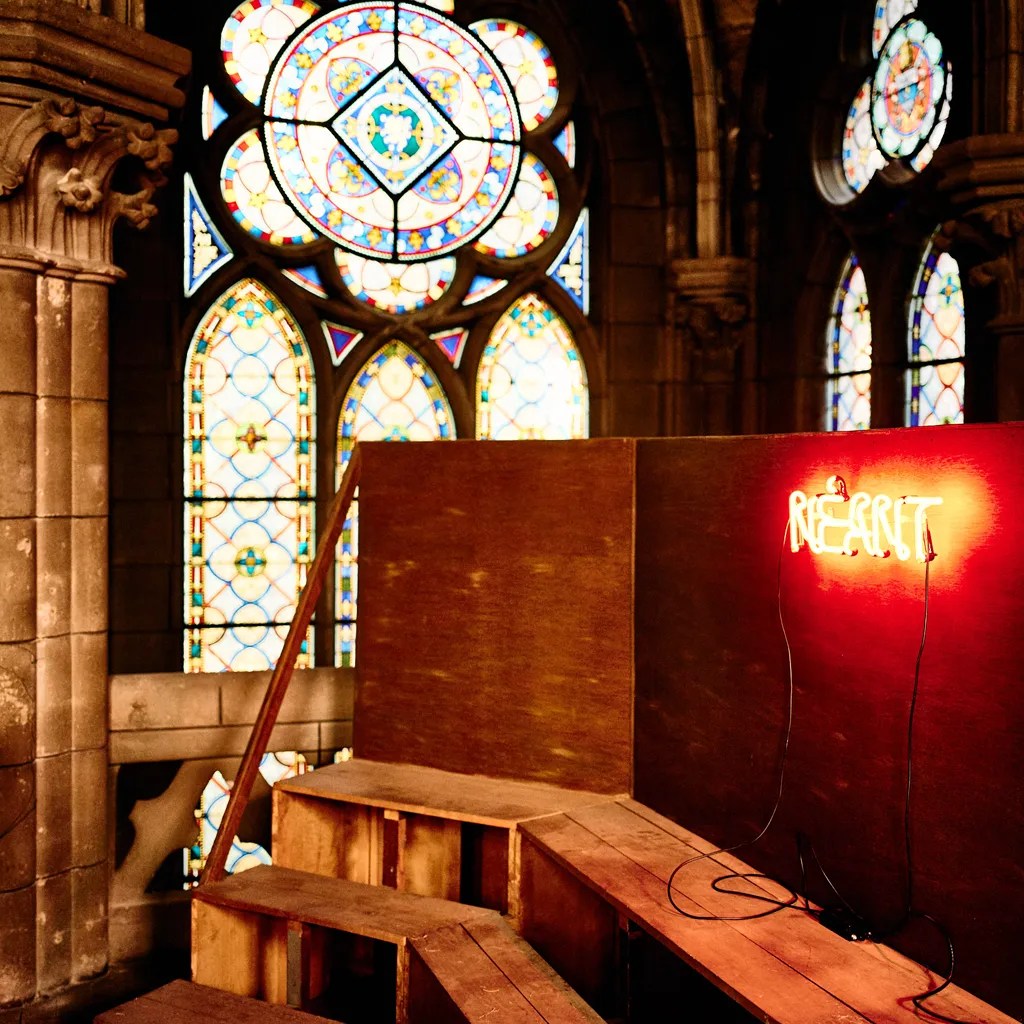 Laurent Lacotte; Néant; néon; 50x12cm; unique; VOCI UMANE; TENDERFLUID; Village Reille; chapelle Jeanne d’Arc; Paris 14; poètique; légère; in situ; intervention; espace public; photographie; engagement politique; furtifs; éphémères; activistes; antimonumentaux; lieux de mémoires; histoires; actions simples; drôles; implacables; tenderlyfluid; tender.fluid