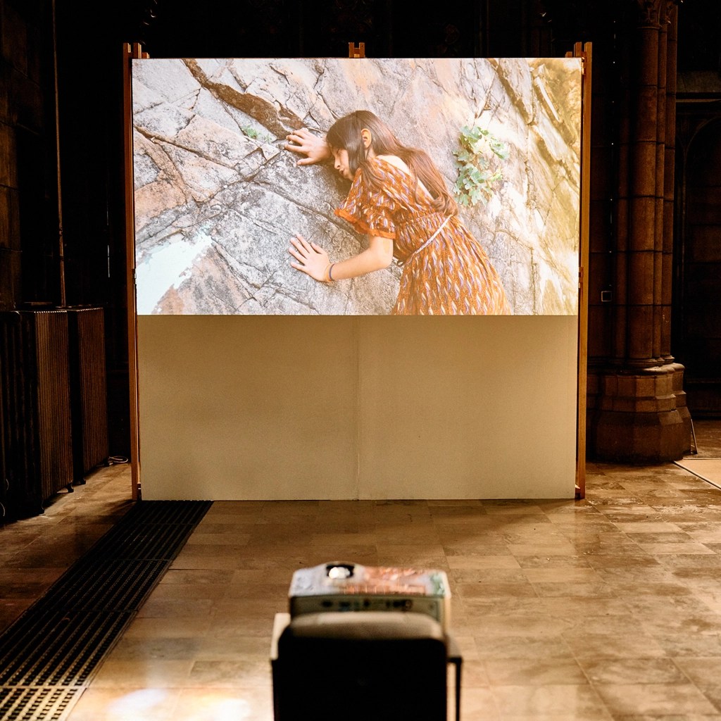 plasticienne; compositrice; réalisatrice; voix; parlée; chantée; vidéo; son; installation; objets modifiés; motorisés; gravure; taille-douce; installation vidéo; enseignante; chercheuse; projection; film; force; individus; rapport humain; douleur; oeuvre vocale; musique; expérience