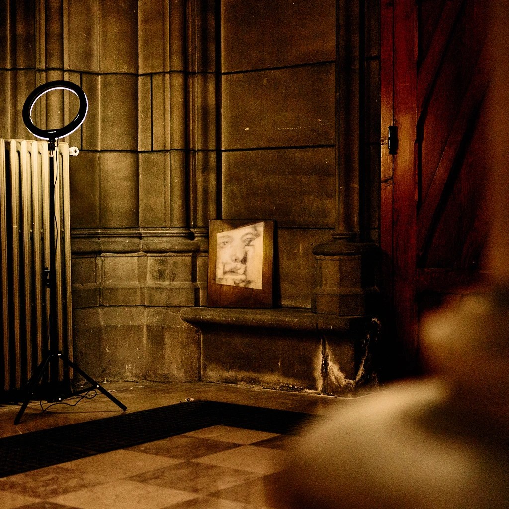 Pascal Mouisset; d'après; Mona Hatoum; So much I want to say; peinture; installation; hybride; décor; peintre; in situ; huile; artistcuratorvidéo; vidéaste; performance; collaboration; partage; libération; huile sur toile; curator; artistcuratour; Tenderfluid; tender.fluid; @tender.fluid; voci unmane; #vociumane; instant; jeune création; nuance; fluidité; fluide; déborder; complexité; artistcurator; protéiforme; art contemporain; quotidien; images; sensation; délicatesse; éclat; ombre; politique; silence; dispositif; profondeur; sauvage; symbolique; écritures; structures; son; sans-voix; perte des repères; marges; marginalité; prise de position; frontières; interdisciplinaire; philosophie; sociologie; histoire de l'art; exclusion; centralité; centres; périphéries; espaces singuliers; artistes; critiques d'art; marchand-e-s d’art; genre; hétérogène; linéaire