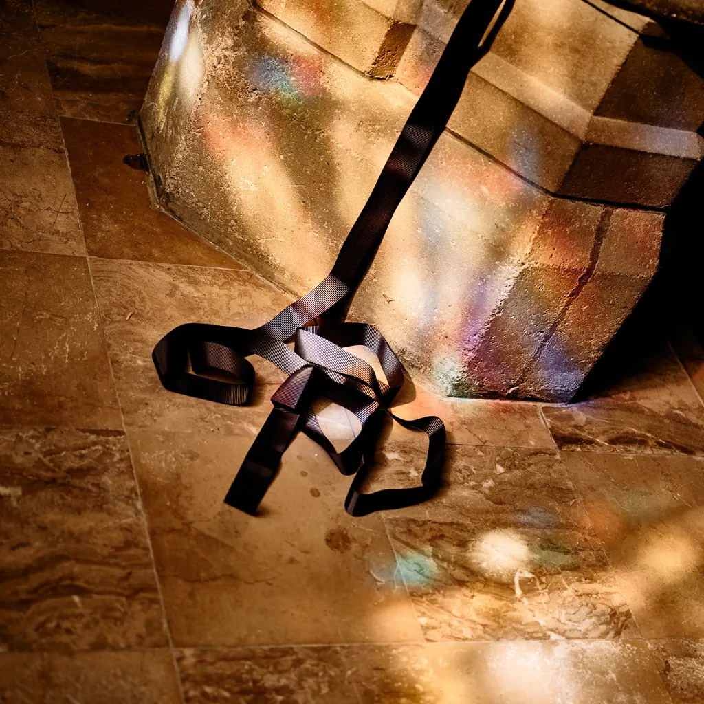 sangle, lumière, vitraux, marbre, chapelle, Paula Quilici; Paul Célan; Roberto Juarroz; poète; plasticienne; signe; bataille; croisée; champs; langage; idiome; héraldique; image-voix; communication; déficiente; messages; mystère; écriture; espace fictif; tangible; phrase; image; poème; mot; forme; philosophie; Laura Vasquez; penser; Ian Monk; Frederic Forte; connaissance; vide; traduction; tenderfluid, voci umane, tenderlyfluid, linguistique; vocabulaire; grammaire