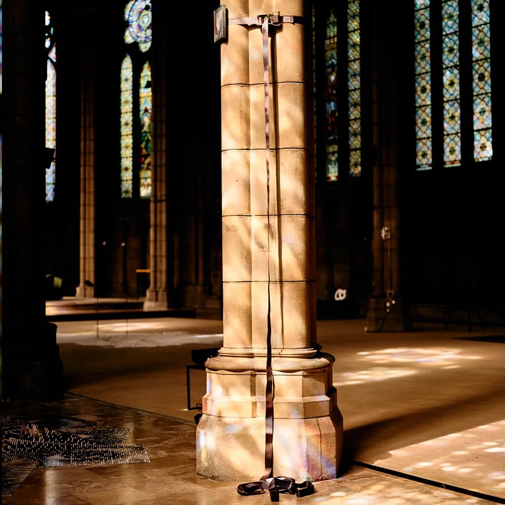 sangle, lumière, vitraux, marbre, chapelle, Paula Quilici; Paul Célan; Roberto Juarroz; poète; plasticienne; signe; bataille; croisée; champs; langage; idiome; héraldique; image-voix; communication; déficiente; messages; mystère; écriture; espace fictif; tangible; phrase; image; poème; mot; forme; philosophie; Laura Vasquez; penser; Ian Monk; Frederic Forte; connaissance; vide; traduction; tenderfluid, voci umane, tenderlyfluid, linguistique; vocabulaire; grammaire