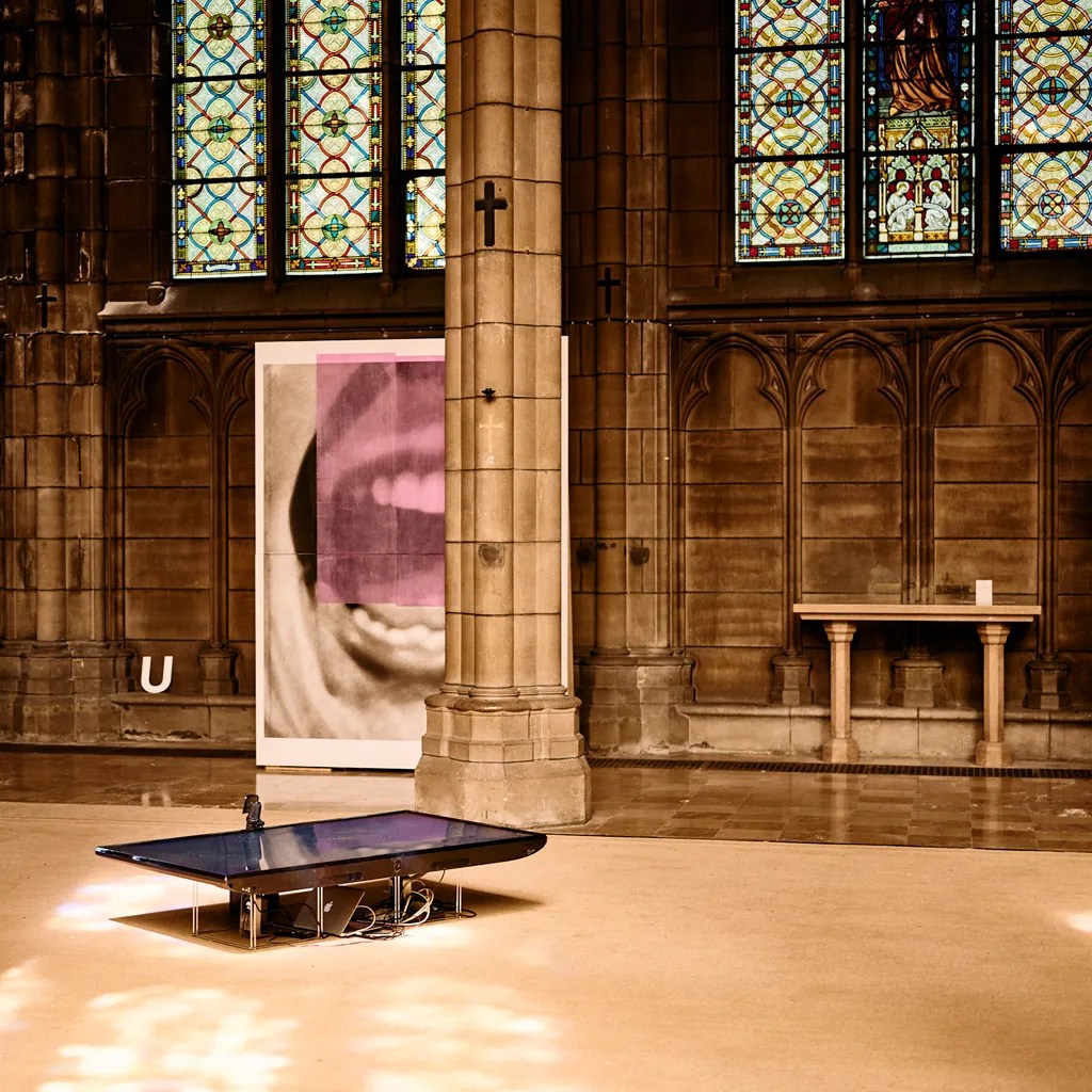 Valentin van der Meulen; Affiché(es) 14; fusain; pierre noire; papier; colour; voci umane; maroufler; bois; 2021; cri; bouche; ouverte; effroi; surprise; archétypal; dessin; lecture de l'image; tenderlyfluid; réalité; Ateliers Jaco; tenderfluid; disparaître; tender.fluid; disparition; noir; force; geste; regard; espace; altération; histoire; temps; construction de l'identité, @tenderfluid, #vociumane,