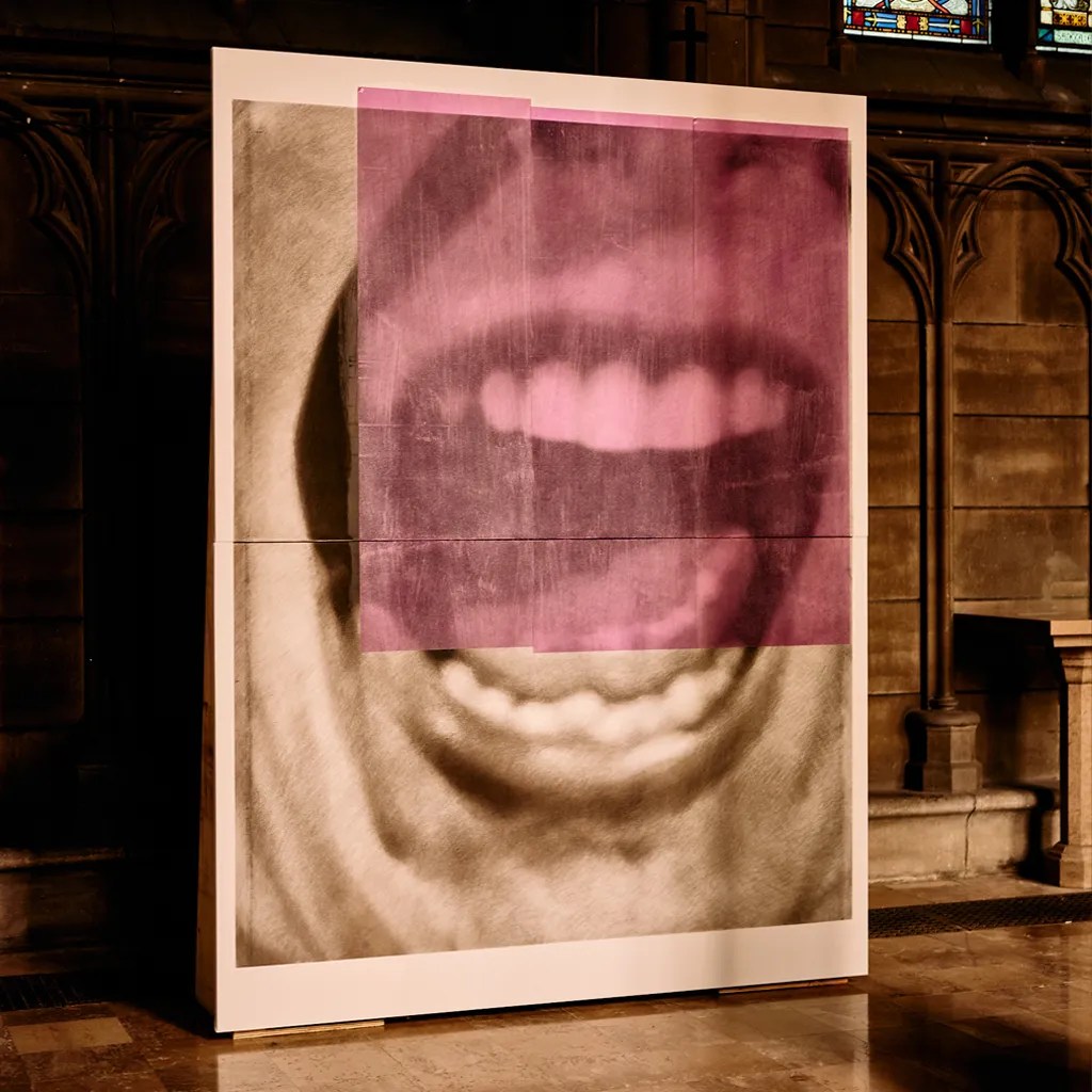 Valentin van der Meulen; Affiché(es) 14; fusain; pierre noire; papier; colour; voci umane; maroufler; bois; 2021; cri; bouche; ouverte; effroi; surprise; archétypal; dessin; lecture de l'image; tenderlyfluid; réalité; Ateliers Jaco; tenderfluid; disparaître; tender.fluid; disparition; noir; force; geste; regard; espace; altération; histoire; temps; construction de l'identité, @tenderfluid, #vociumane,