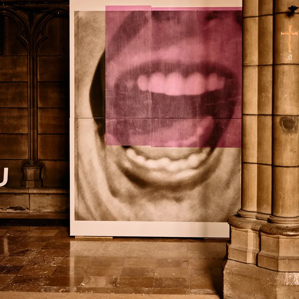 Valentin van der Meulen; Affiché(es) 14; fusain; pierre noire; papier; colour; voci umane; maroufler; bois; 2021; cri; bouche; ouverte; effroi; surprise; archétypal; dessin; lecture de l'image; tenderlyfluid; réalité; Ateliers Jaco; tenderfluid; disparaître; tender.fluid; disparition; noir; force; geste; regard; espace; altération; histoire; temps; construction de l'identité, @tenderfluid, #vociumane,