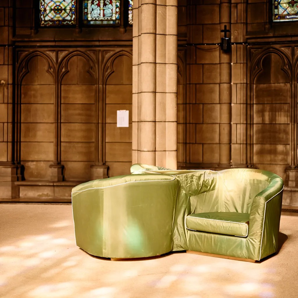 Marion Moskowitz, Les Indiscrets; sculpture-objet; fauteuils; toiles de tente; Quechua; decathlon; réfugiés; abrit; tente decathlon; assise; partage; trio; demandeur·e·s d'asile; histoire; récit; parole; décisive; enjeu; Marion Moskowitz; OFPRAM; confident; traducteur; second empire; Sculptures; installations; performances; kitch; enjoué; morbide; paradoxe; vert; culture savante; culture populaire; bonheur; mélancolie; passé; présent; détourner les codes; détournement; recompose; triture; symboles; société; retranscrire; vision désenchantée; Cynisme; nostalgique; registre divers; vidéo; in situ; place de l'objet; allégories; emblèmes; mythes anciens; mythes contemporains; utopies; œuvre colorée; tenerfluid; voci umane; tender.fluid; tenderlyfluid; Marion Moskowitz