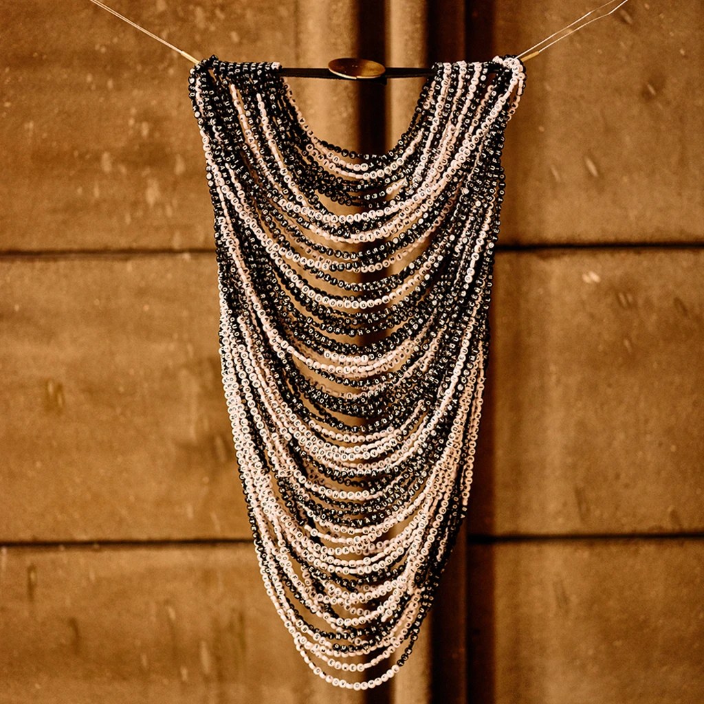 Marine Billet; immatérialité; dématerialisation; échange; sms; textos; sextos; smartphone; réseaux; canaux; communication; amoureuse; perles; plastiques; plastron; tenderfluid; tender!; fluid; tenderlyfluid; pièce unique; conversation numériques; contemporaine; romance; noir; blanc; création; prototypisté; joaillerie; avant-garde; débridée; surréaliste; parurière; codes insolites; Jean Cocteau; robe homard; sculpturales; matériaux non conventionnels; hasard; exigence; curiosité; transcription; retranscrire; parole; lettre