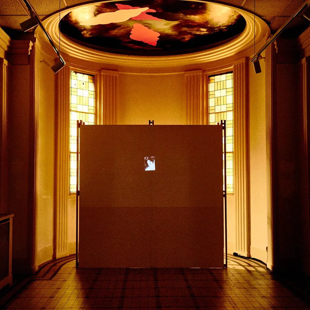 Doriane Souilhol; PARFOURMER; la différence des sexes; Anne-Emmanuelle Berger; Sabine Prokhoris; Maggie Nelson; Moyra Davey; Monique Wittig; Luce Irigaray; Clotilde Leguil; Annie Ernaux; Audre Lorde; Judith Butler; Jacques Lacan; différence; lecture; performance; vidéo; activation; installation; matérialité de l'image; commissariat; critique; curator; Matérialité(s); photographique; Rencontre; discussion; photographe; lecture performé; désir; vide; collaboration; échange; voix; parole; écriture; entretien; question brûlante; arpenté; découvert; traversé des textes; bizarre; fragments de textes; réflexions-émotions; correspondances; noir; sexe; voix; répétitives; enveloppantes; texte manipulé; tranché; évidé; langue; corps; matériau