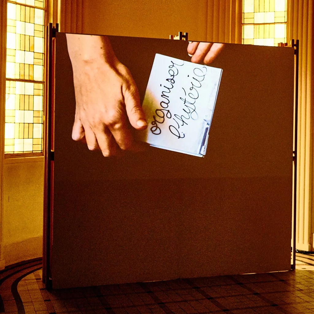 Doriane Souilhol; PARFOURMER; la différence des sexes; Anne-Emmanuelle Berger; Sabine Prokhoris; Maggie Nelson; Moyra Davey; Monique Wittig; Luce Irigaray; Clotilde Leguil; Annie Ernaux; Audre Lorde; Judith Butler; Jacques Lacan; différence; lecture; performance; vidéo; activation; installation; matérialité de l'image; commissariat; critique; curator; Matérialité(s); photographique; Rencontre; discussion; photographe; lecture performé; désir; vide; collaboration; échange; voix; parole; écriture; entretien; question brûlante; arpenté; découvert; traversé des textes; bizarre; fragments de textes; réflexions-émotions; correspondances; noir; sexe; voix; répétitives; enveloppantes; texte manipulé; tranché; évidé; langue; corps; matériau