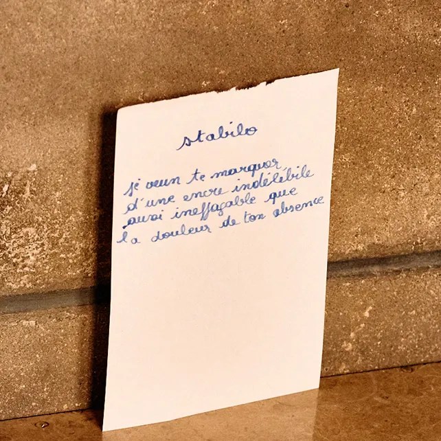 Clarisse Dachy; accueil de jour; demandeurs d'asile; Grands Voisins; plateau urbain; Love Letters; poèmes écrits à la demande; poème à la demande; instant; expérience artistique collective; originale; performance; suggérer un mot; mot; phrase; vers; poèsie; lettre; don de soi; forme pure; imaginaire; doute émotion; photographe; Art d'évoquer; artiste; suggérer les sensations; impressions; émotions vives; union des sons; rythmes; harmonies; vers; genre littéraire; forme variée; métrique; déclamer; figure de style; sens; sonorité; rimes; écriture; composer; poésie moderne; poésie contemporaine; strophe; sonnet; balade; vers libre; verset; caligrame; vers libre; recherche lexicale; poésie d'avant-garde; improvisation; improvisation poétique; créativité